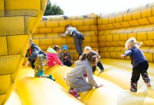 Des enfants jouent dans une structure gonflable