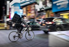 Coursier à vélo dans une avenue